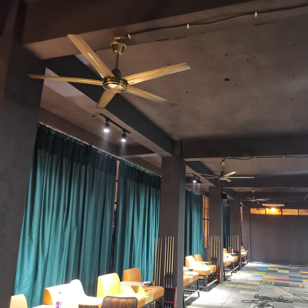 52-Inch Metal Ceiling Fan / Φ 52″ x H 11.8″ / Dia 132cm x H 30cm / Black / Remote control