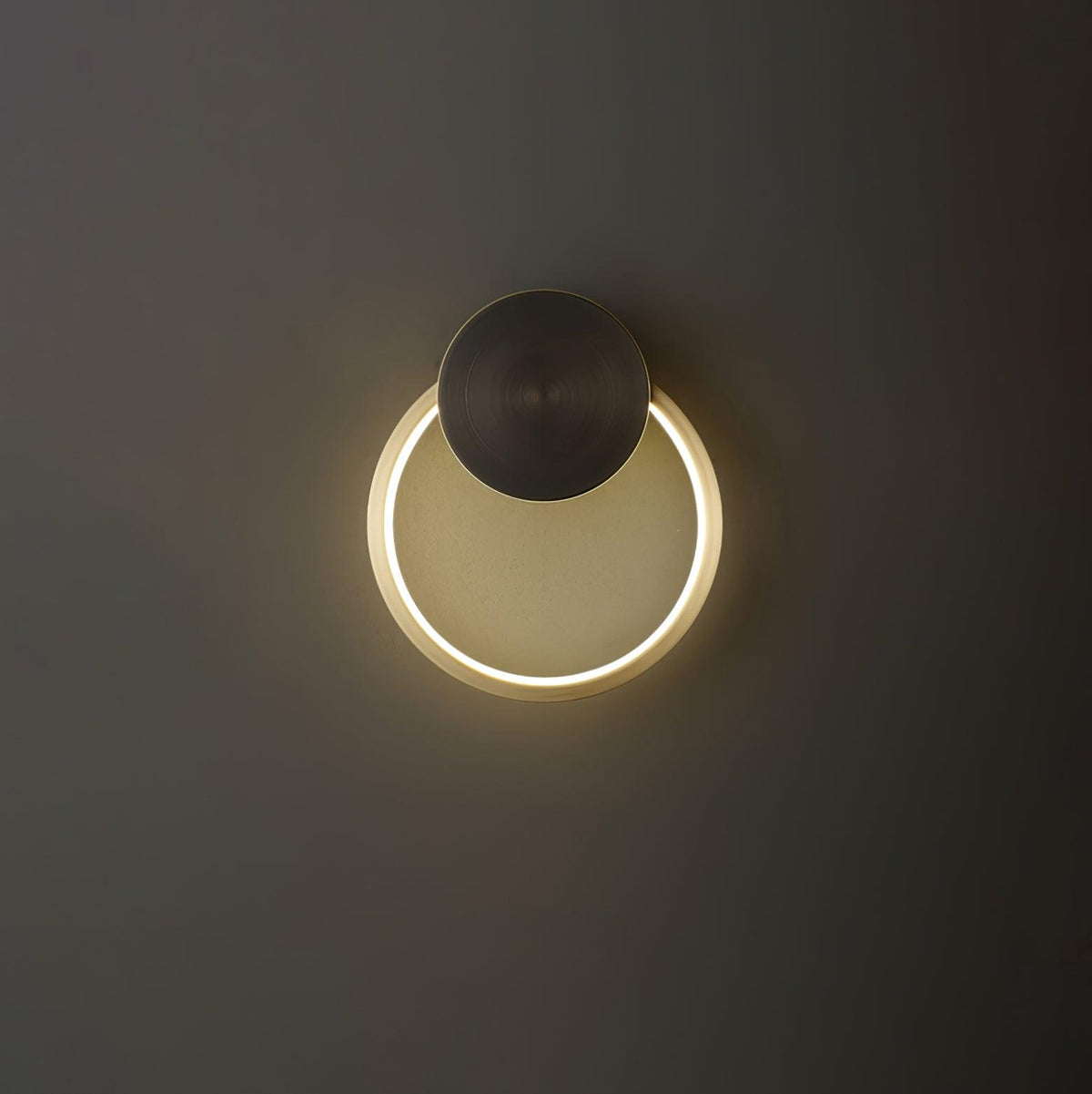 Brass Ring Integrated LED Wall Light / ∅ 19.7″ x H 20.1″ / Dia 50cm x H 53cm / Brass & Black / Three-Color Changing Light