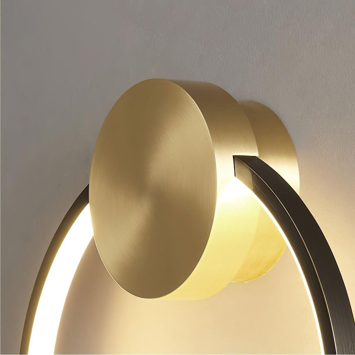 Brass Ring Integrated LED Wall Light / ∅ 19.7″ x H 20.1″ / Dia 50cm x H 53cm / Black & Brass / Three-Color Changing Light