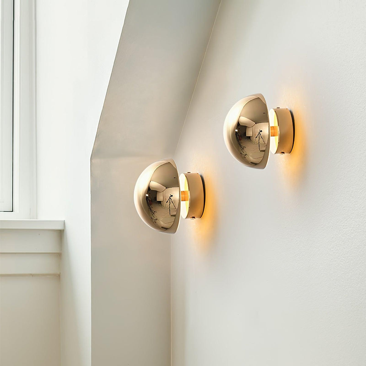 Glossy Sphere Integrated LED Wall Light / ∅ 6.3″ x H 6.3″ / Dia 16cm x H 16cm / Bright black / Warm Light