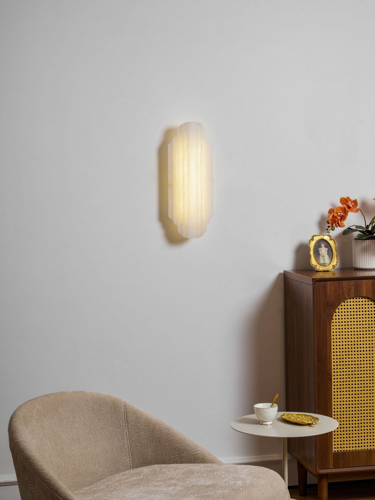 Layered White Alabaster LED Wall Light / ∅ 7.9″ x H 29.5″ / White / Warm Light