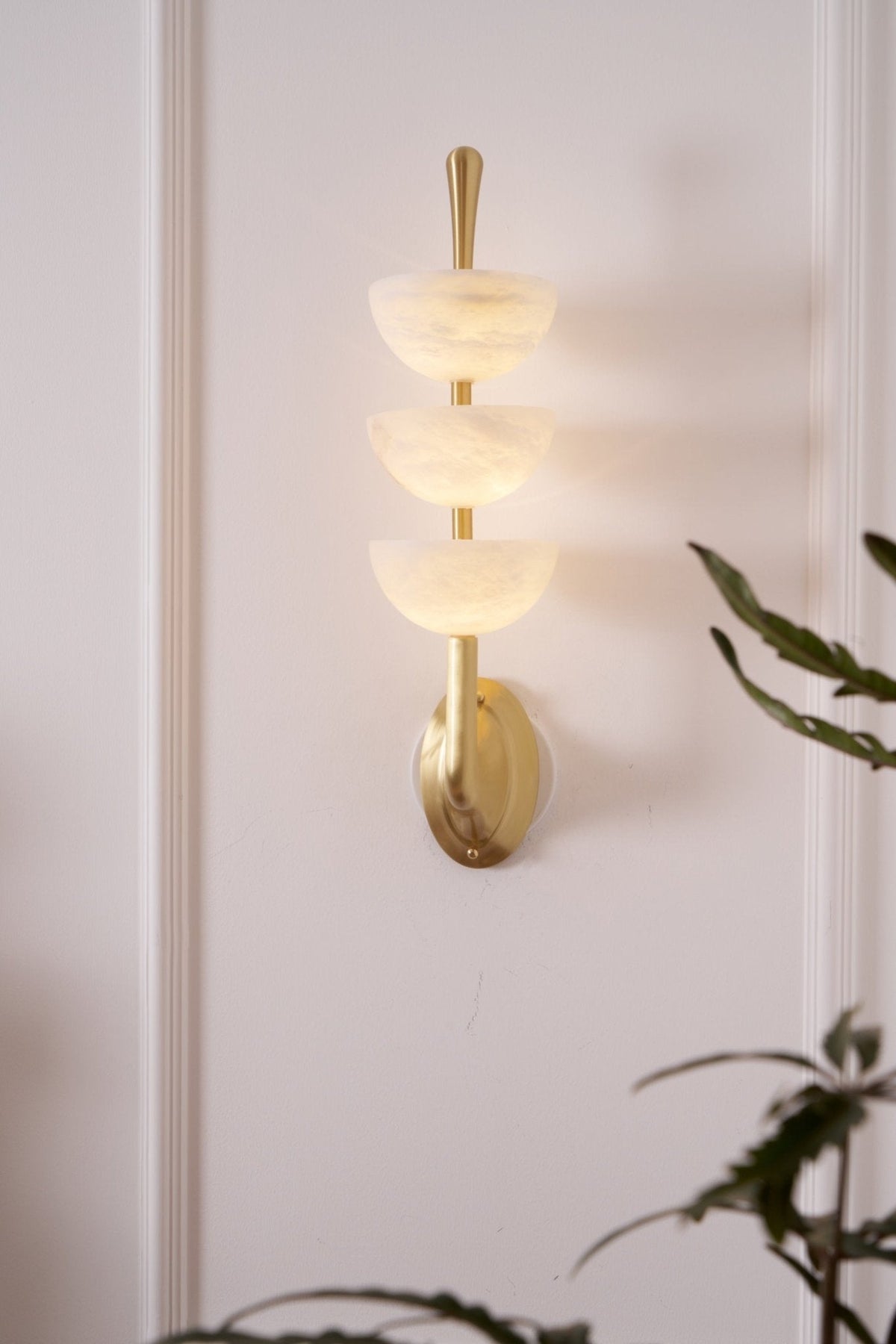 Triple White Alabaster LED Wall Light / ∅ 5.9″ x H 21.7″ / Dia 15cm x H 55cm / Black & Warm Light